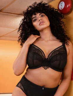 Elomi Priya Plunge Bra 7 Elomi Priya Plunge Bra -Chantelle Sales Store EL4550PlungeBraBlackFrontLifestyle